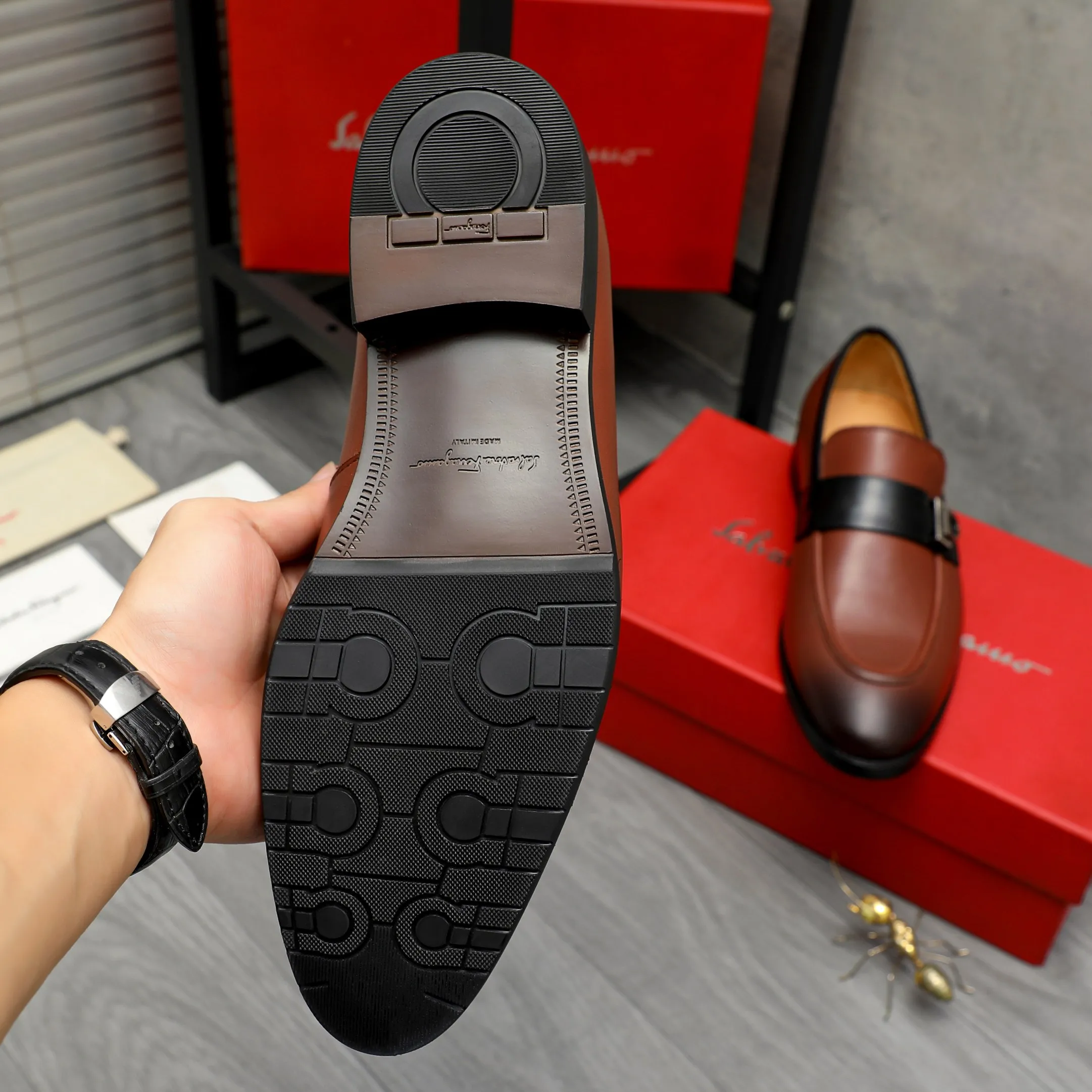 Men's shoes 💰460 Product trademark: Ferragamo "Ferragamo" business slip-on leather shoes Regular size: 39-44 Product materials: Selected high-quality color-brushed cowhide upper, cowhide lining, original outsole